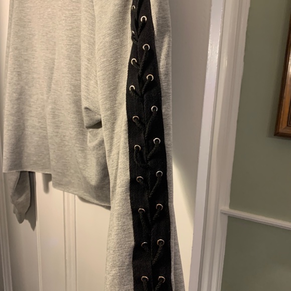 Hot Topic Woman's Cropped Grey w Black lace up Long Sleeve Sweatshirt XS - Picture 5 of 6